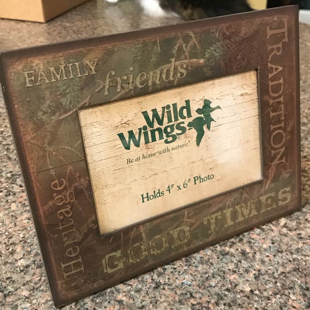 ✅🆕 pinecone Wild wings picture frame new in box